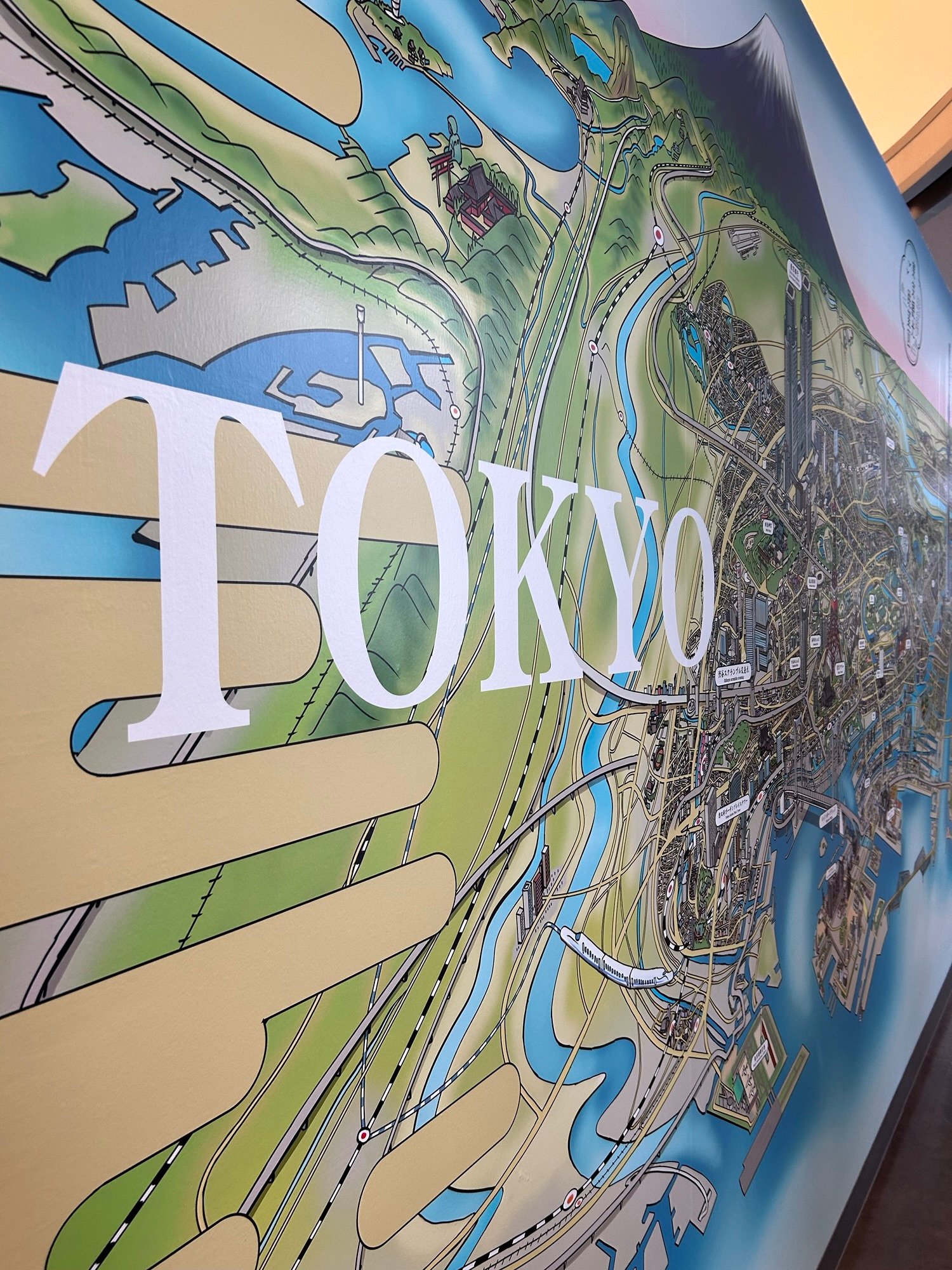 Ilustrirana karta Tokia na steni – dobrodošlica v mestu in začetek raziskovanja Shinjukuja.
