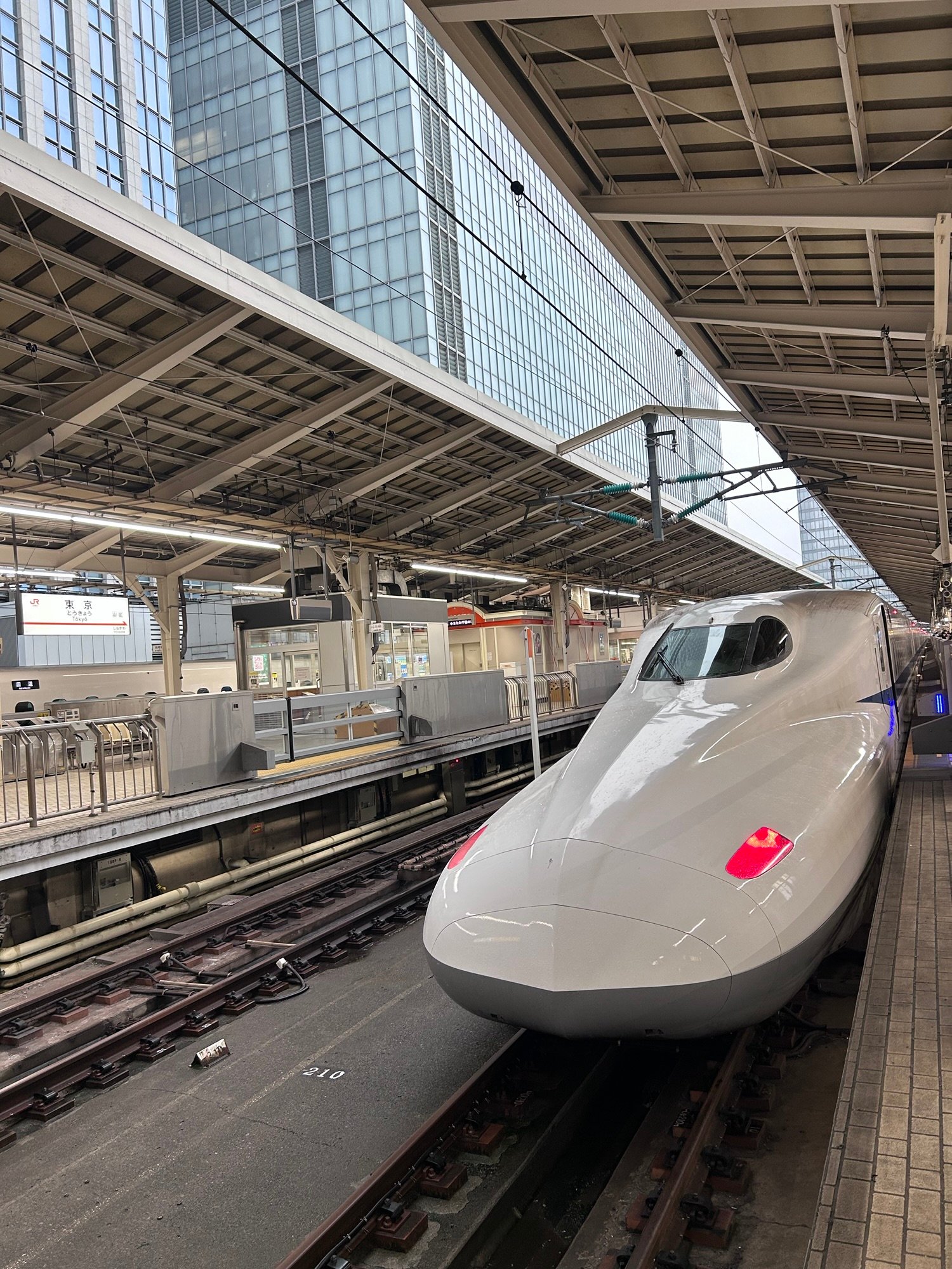 Japonski Shinkansen – hitri vlak na postaji v Tokiu, pripravljen na odhod.
